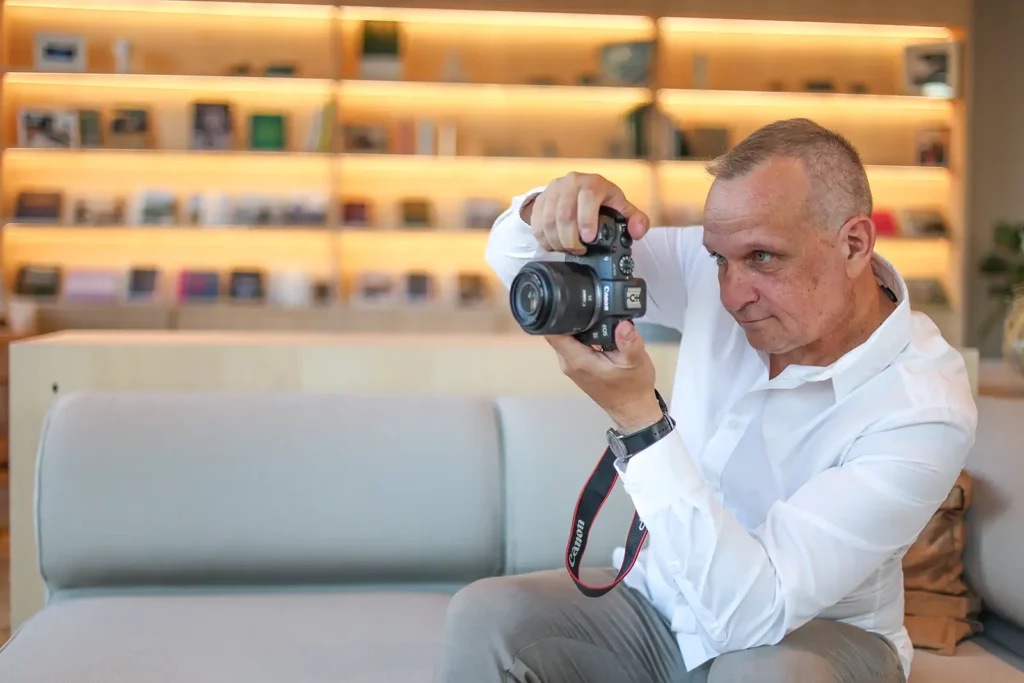 Businessfotograf Carsten Appel mit einer Kamera in der Hand