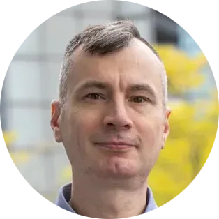 Nicht optimales Profilfoto durch unruhigen und ablenkenden Hintergrund