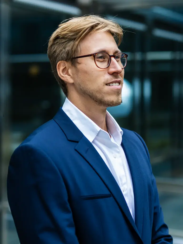 Business Portrait vor einer Berliner Kulisse - Bürofassade