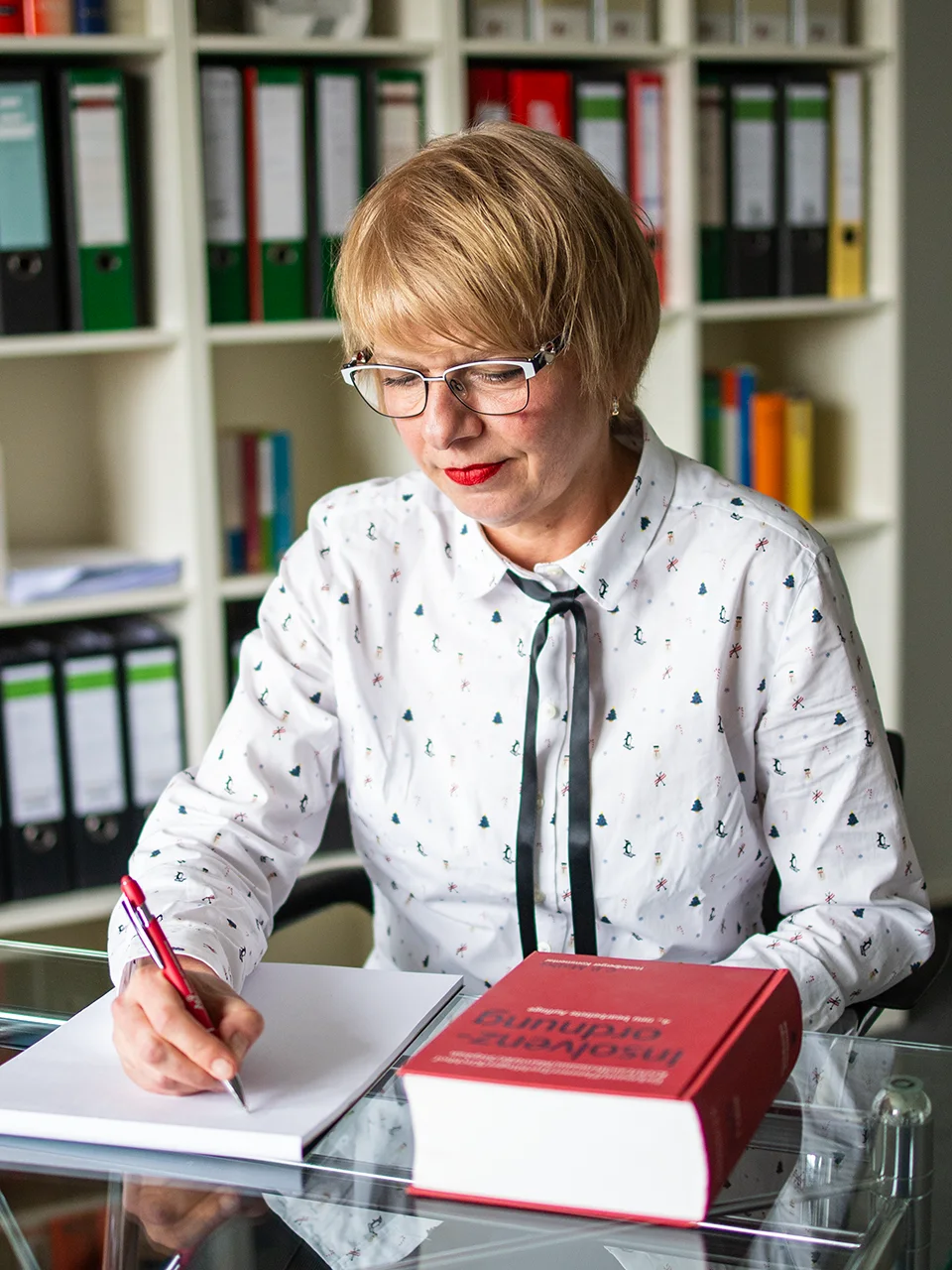 Social Media Fotos vom Businessfotosgrafen wie hier eine Anwältin beim Aufschreiben von Notizen